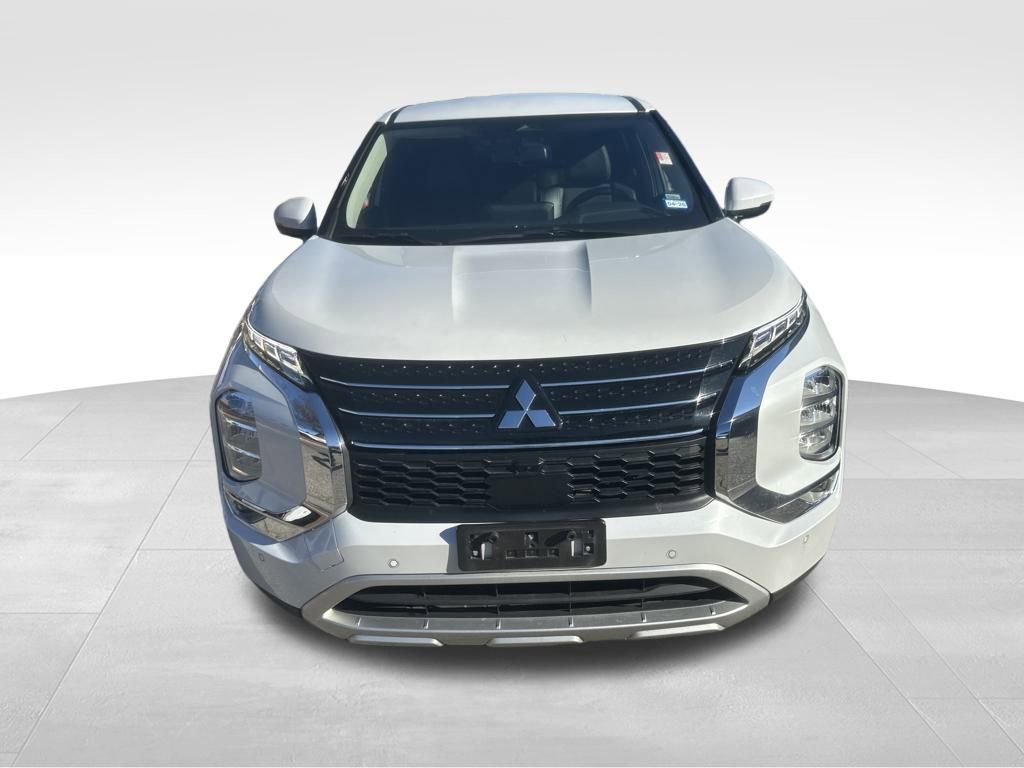 Used 2024 Mitsubishi Outlander SE image 2