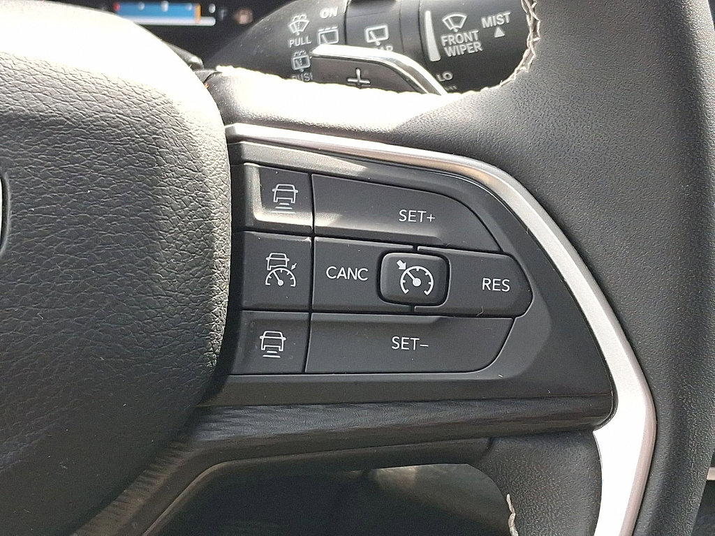 Certified 2023 Jeep Grand Cherokee Laredo w/ Luxury Tech Group I AWD/4WD image 47