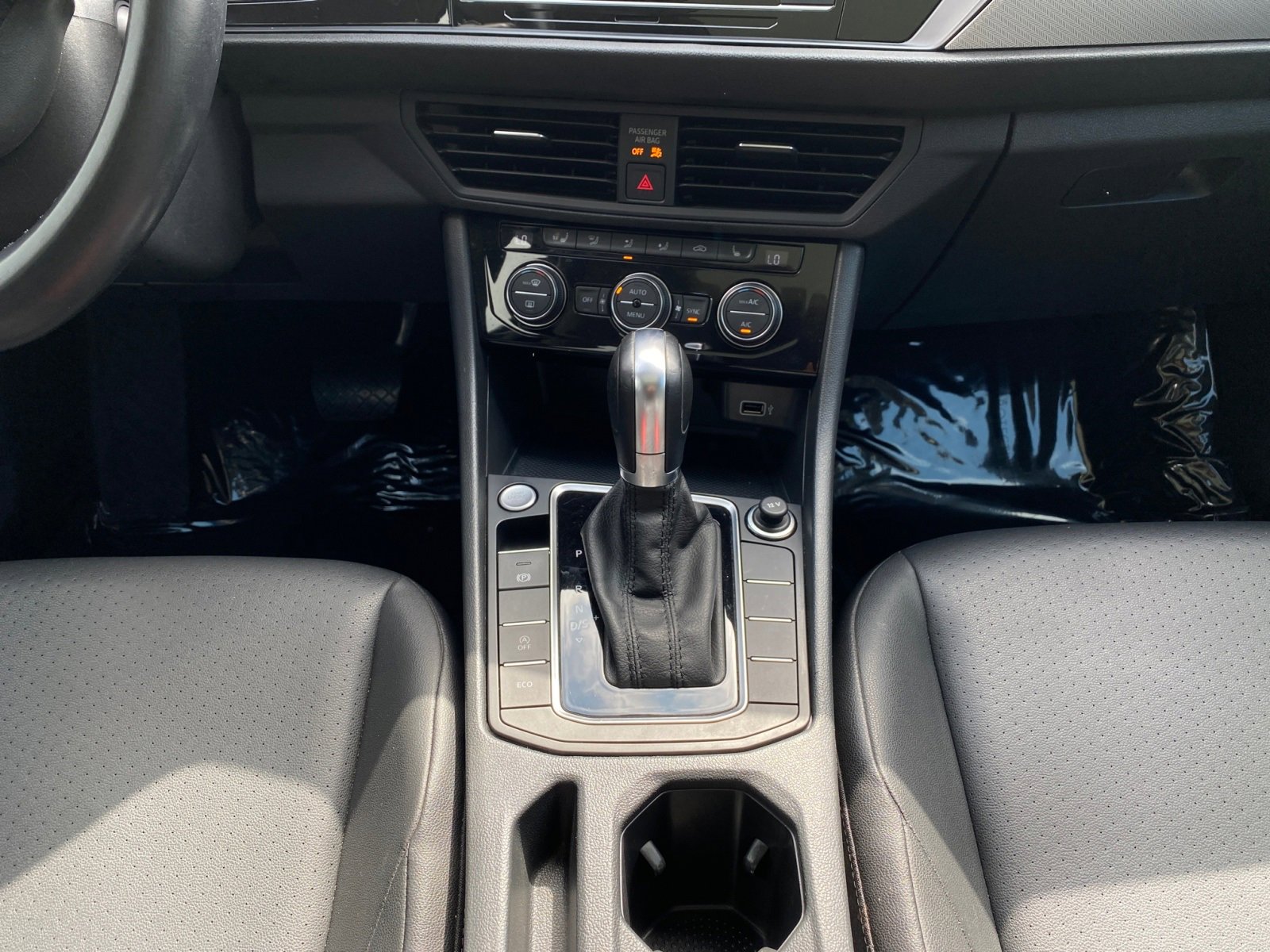 Used 2019 Volkswagen Jetta SE w/ Cold Weather Package image 11