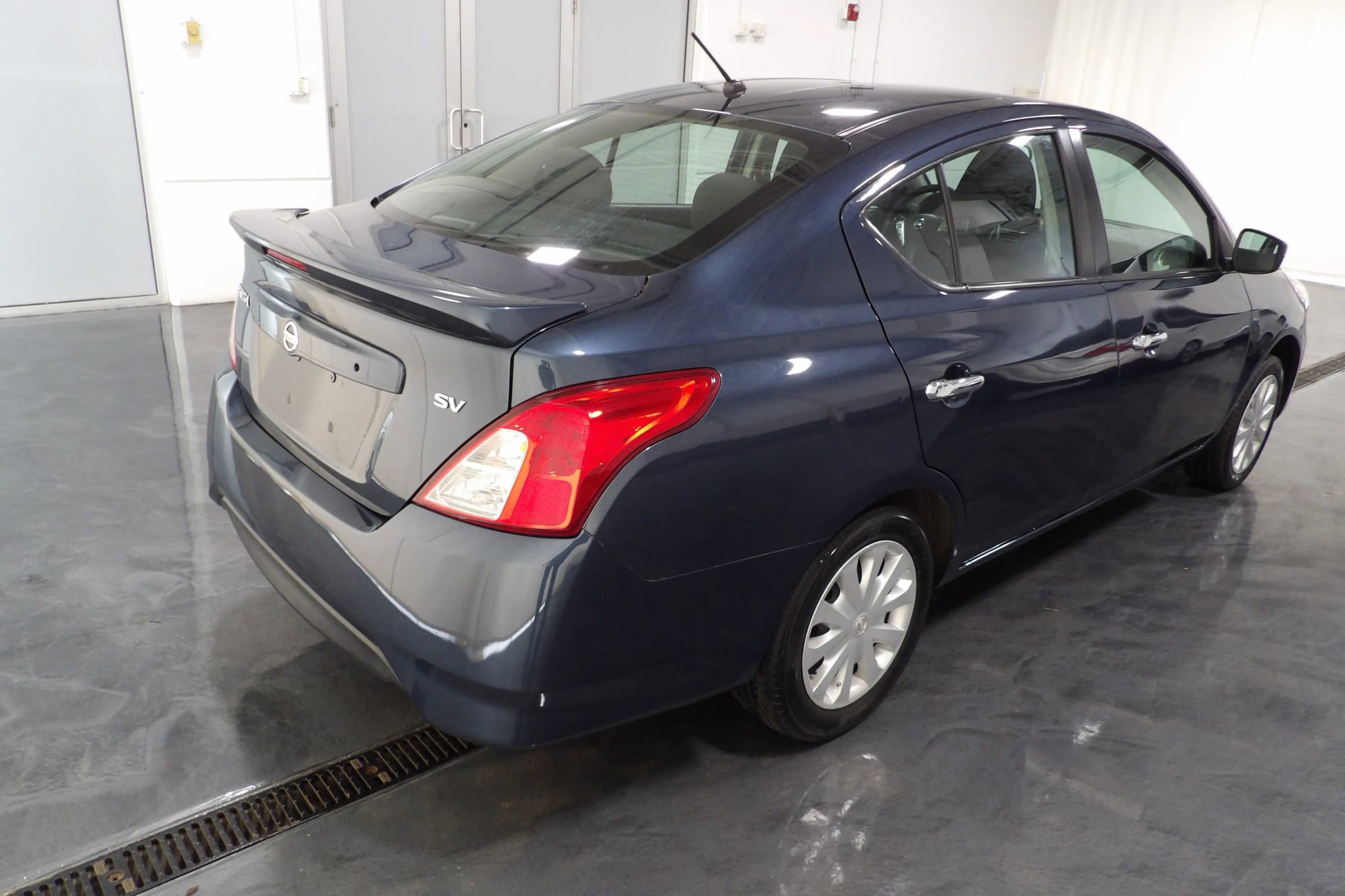 Used 2017 Nissan Versa SV FWD image 4