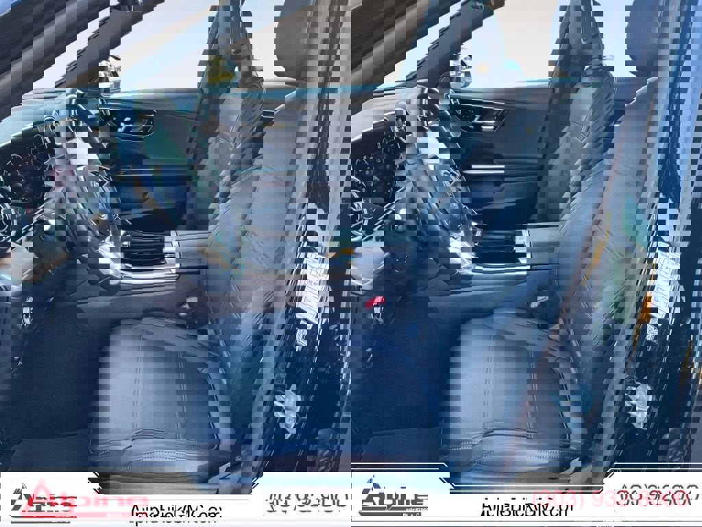 Used 2025 Mercedes-Benz C 300 4MATIC Sedan image 9