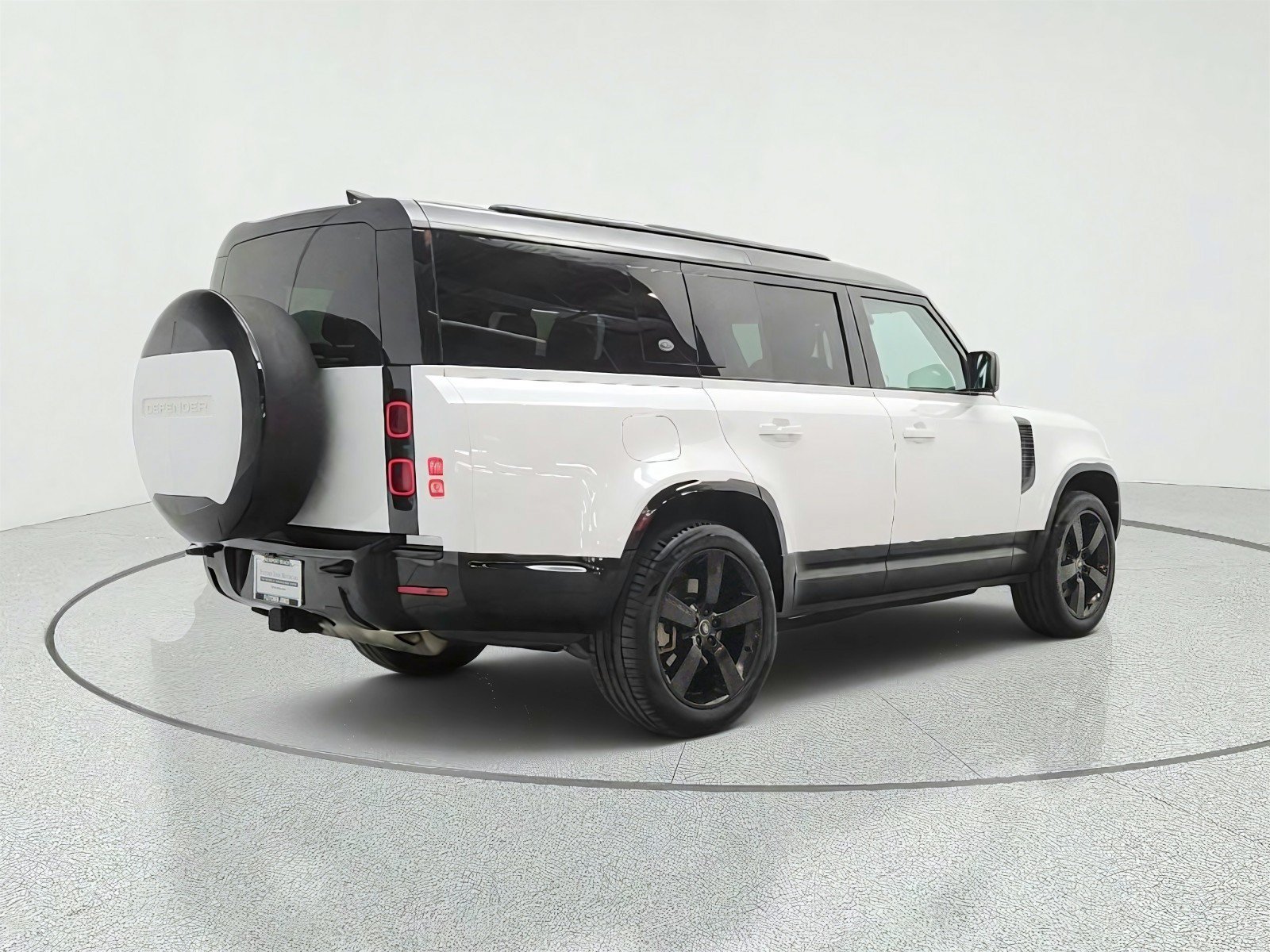 Used 2024 Land Rover Defender 130 X-Dynamic SE AWD/4WD image 5