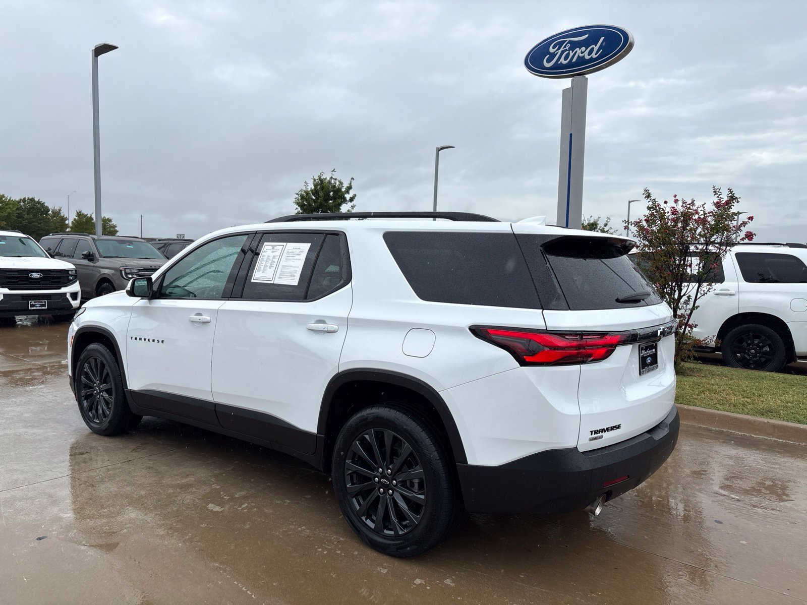 Used 2024 Chevrolet Traverse RS FWD image 14