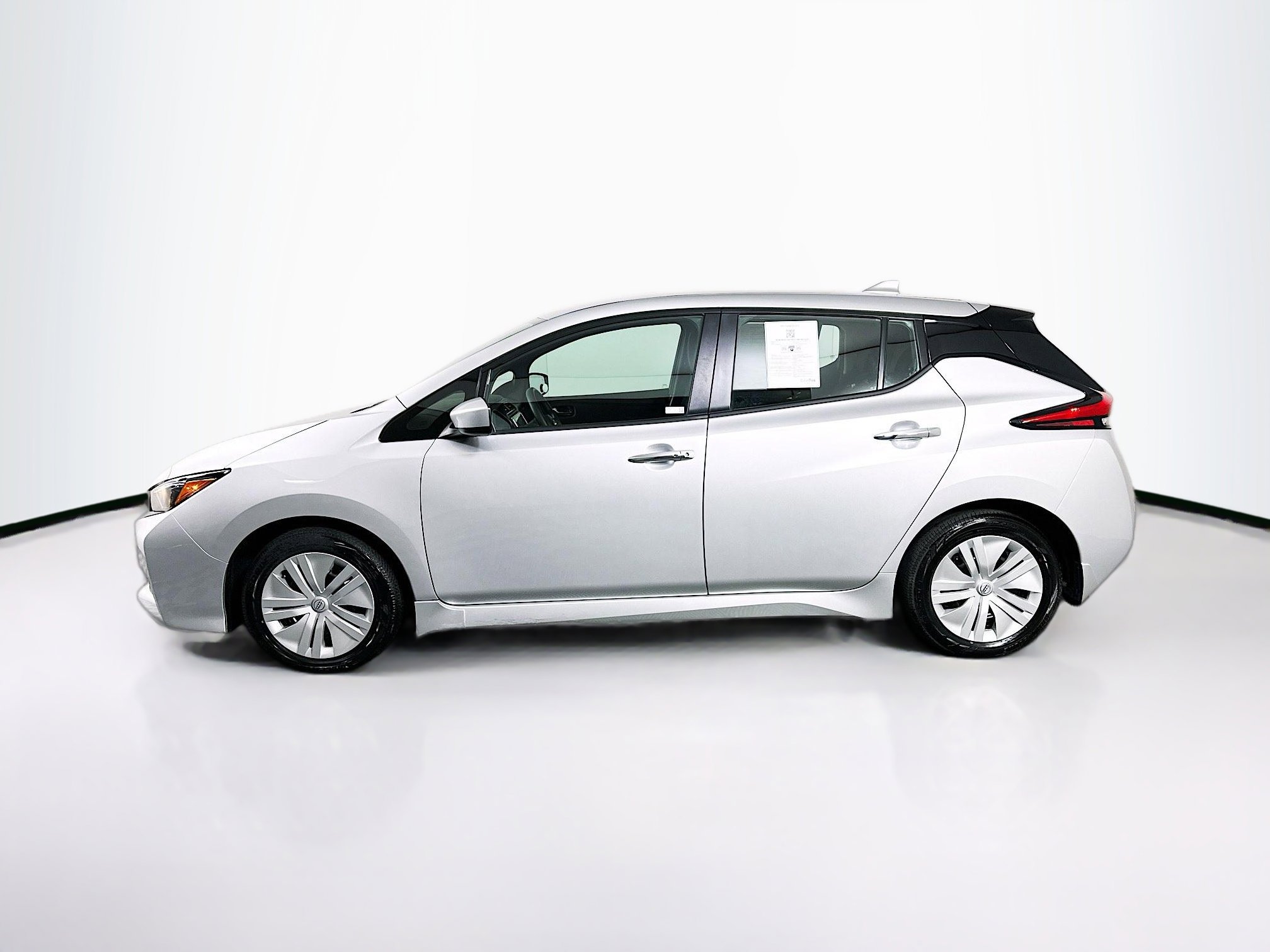 Used 2025 Nissan Leaf S image 4