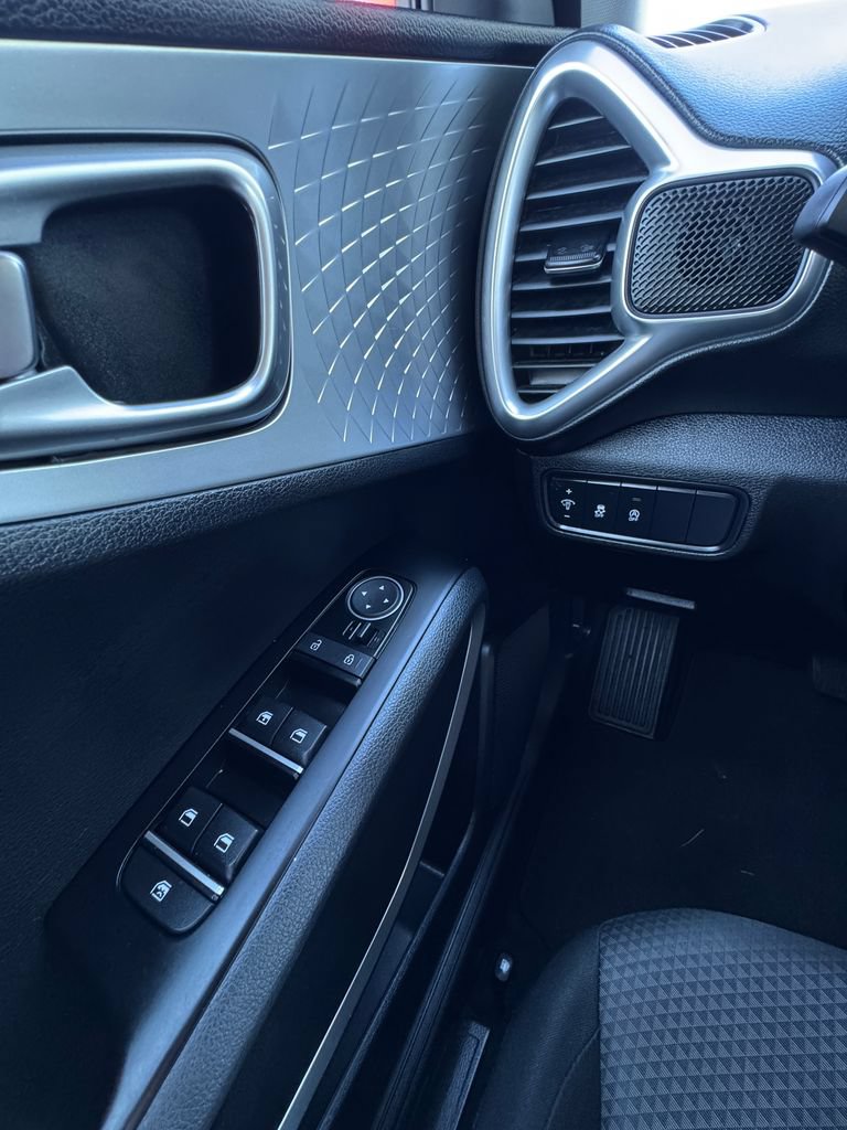 Used 2024 Kia Soul LX w/ Option Group 015 FWD image 17