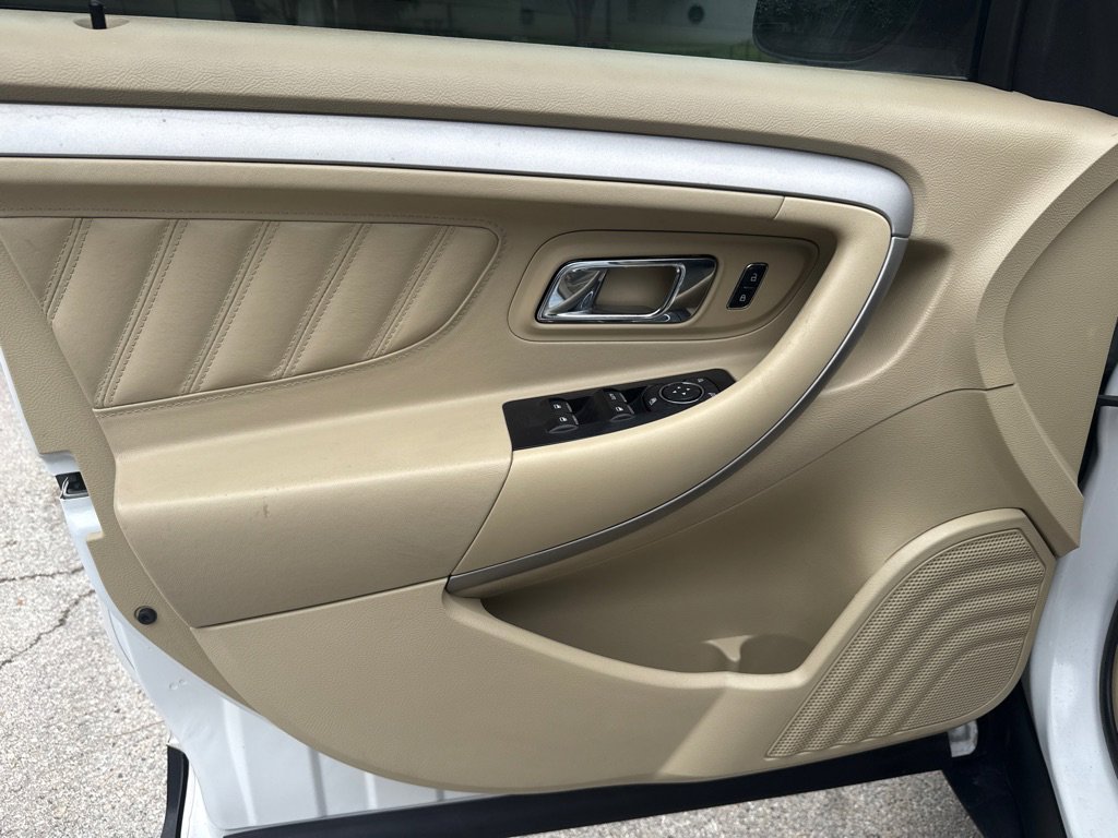 Used 2017 Ford Taurus SE FWD image 15