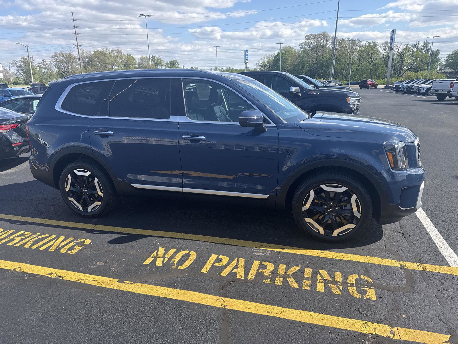 Used 2025 Kia Telluride S AWD/4WD image 2