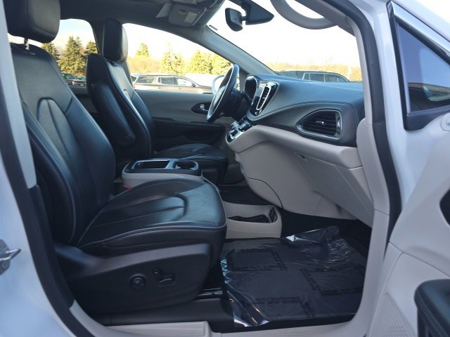 Used 2020 Chrysler Pacifica Limited image 40