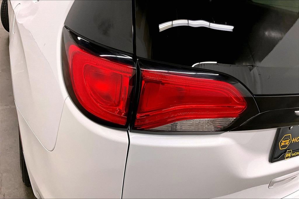 Used 2023 Chrysler Voyager LX image 23