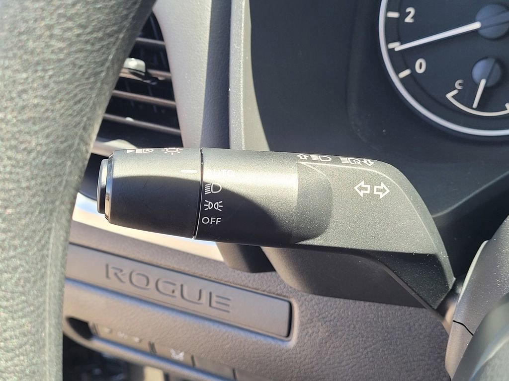 Used 2025 Nissan Rogue S FWD image 15