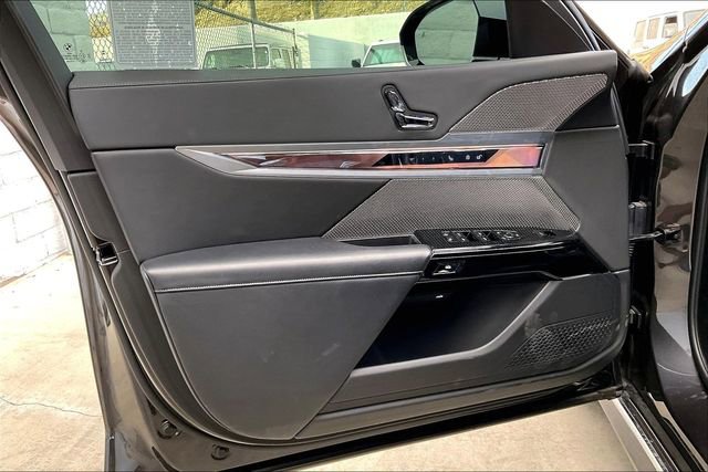 Used 2023 BMW i7 xDrive60 image 22