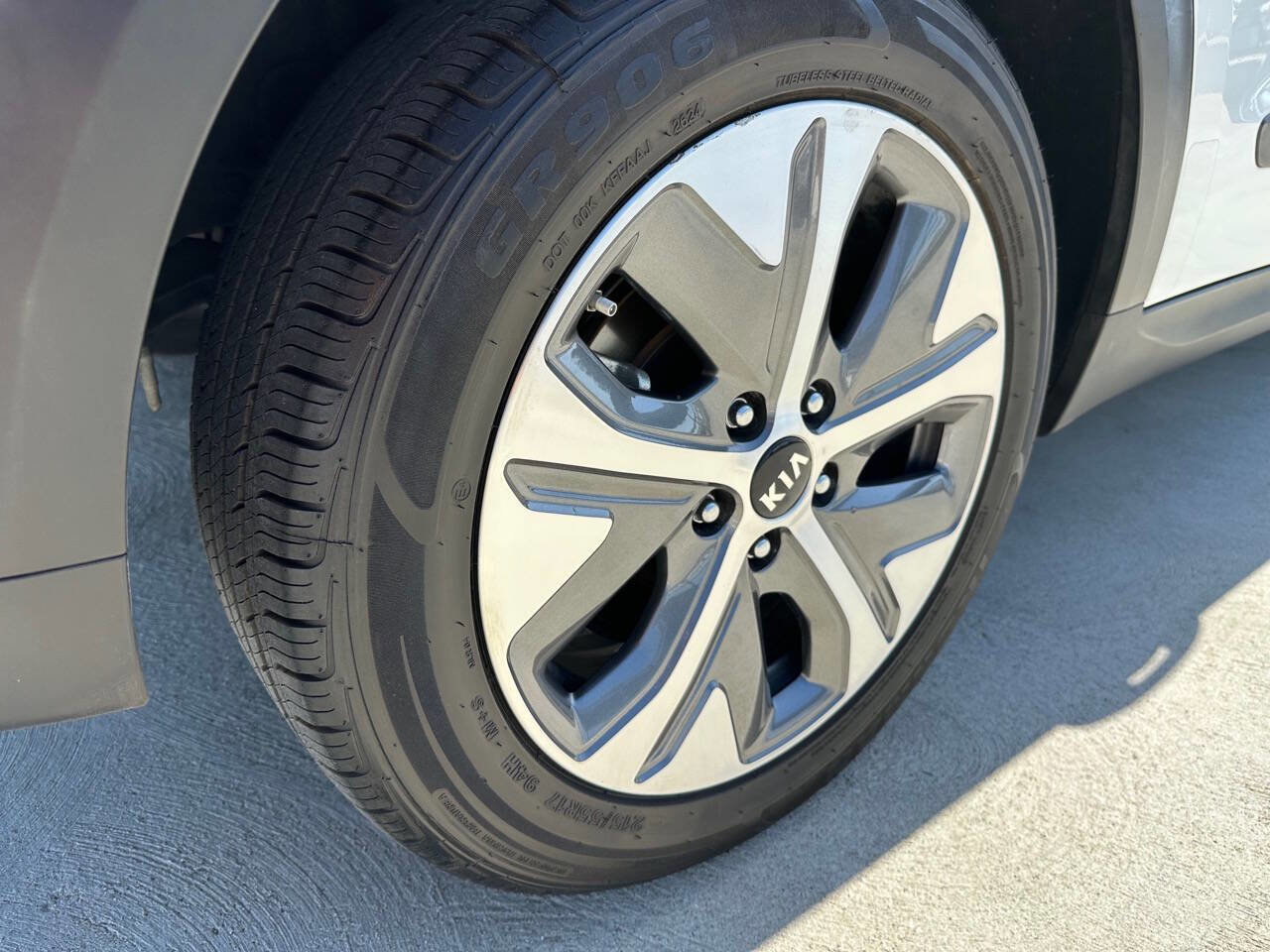 Used 2021 Kia Niro EX FWD image 3