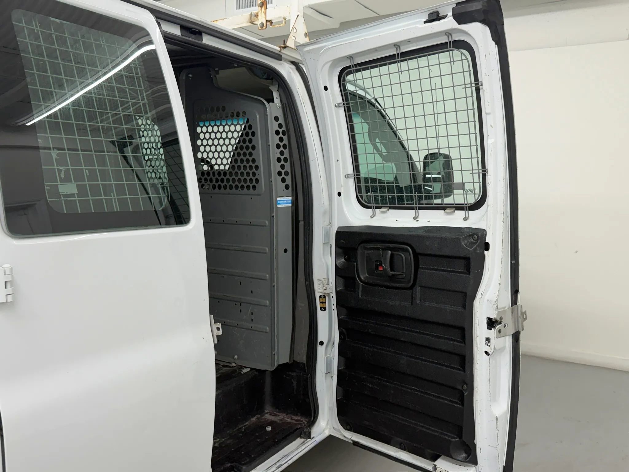 Used 2018 Chevrolet Express 3500 Extended w/ Driver Convenience Package RWD image 17