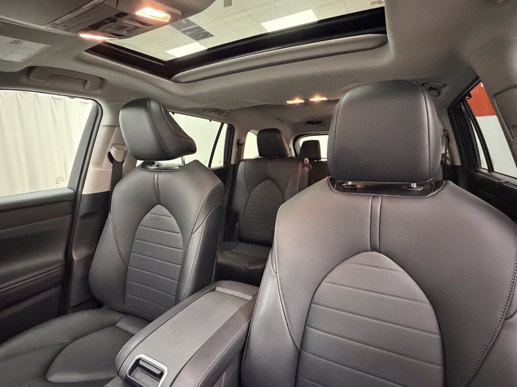 Used 2021 Toyota Highlander XLE FWD image 12