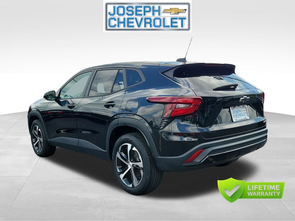 Used 2024 Chevrolet Trax RS w/ Sunroof Package FWD image 3