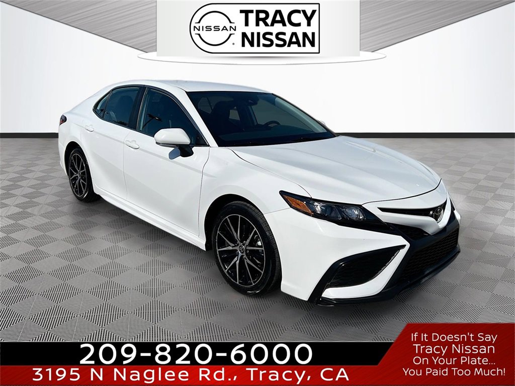 Used 2024 Toyota Camry SE image 1
