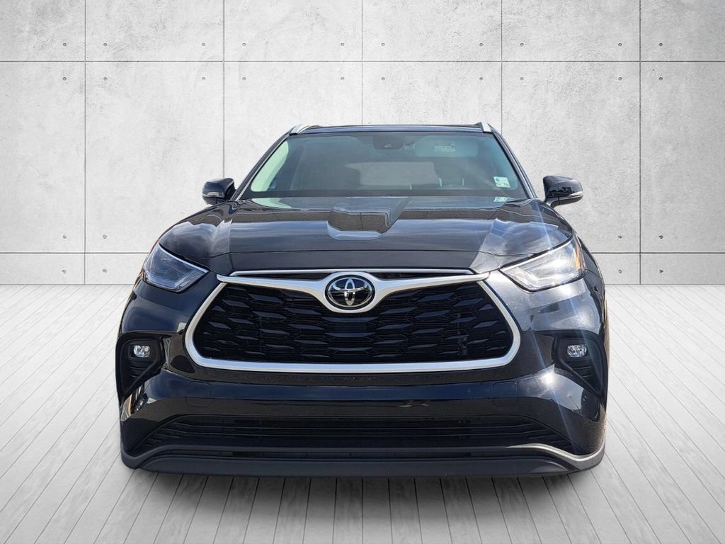Used 2024 Toyota Highlander XLE FWD image 2