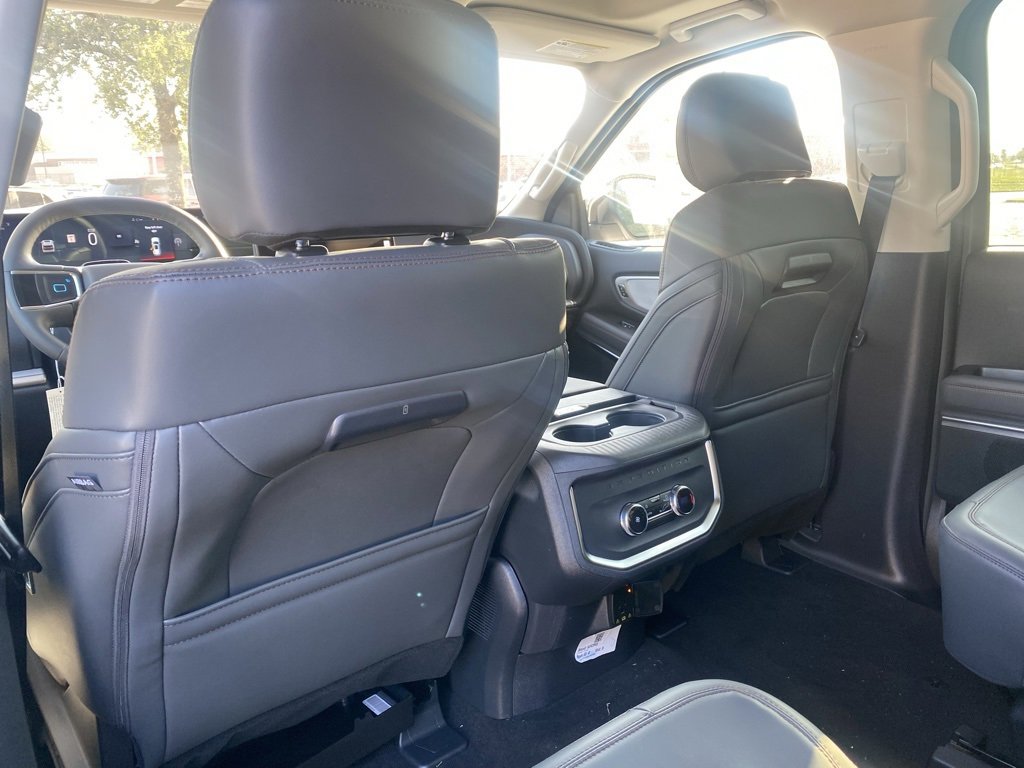 New 2025 Ford Expedition Active image 30