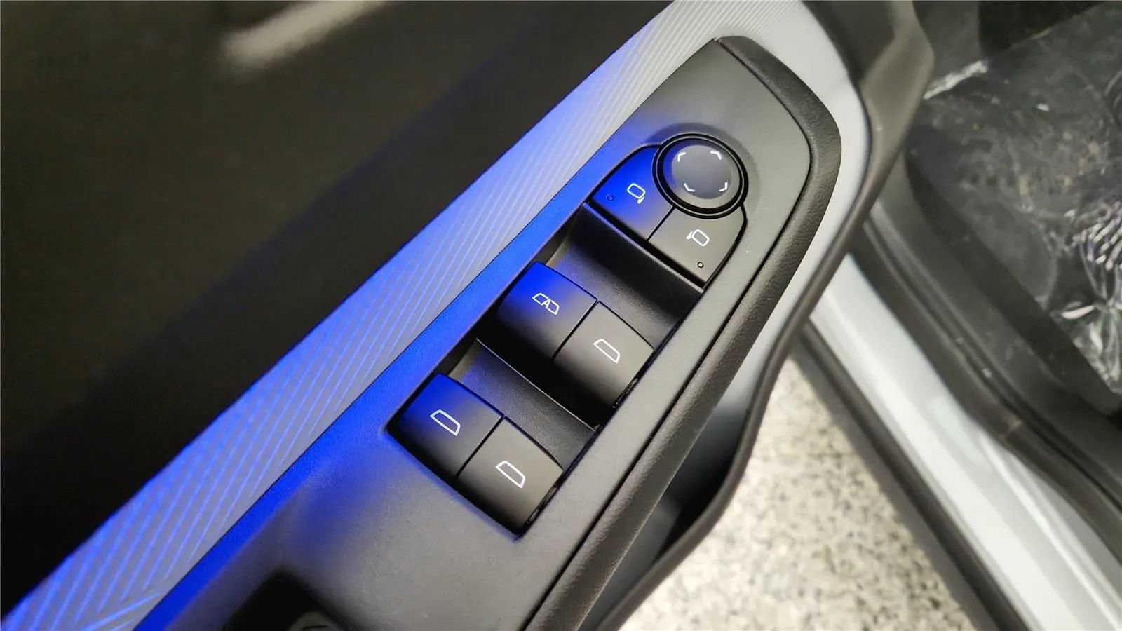 New 2027 Chevrolet Bolt RS w/ Technology Package FWD image 31