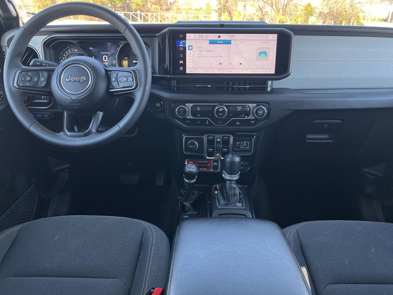 Used 2024 Jeep Wrangler Unlimited image 2