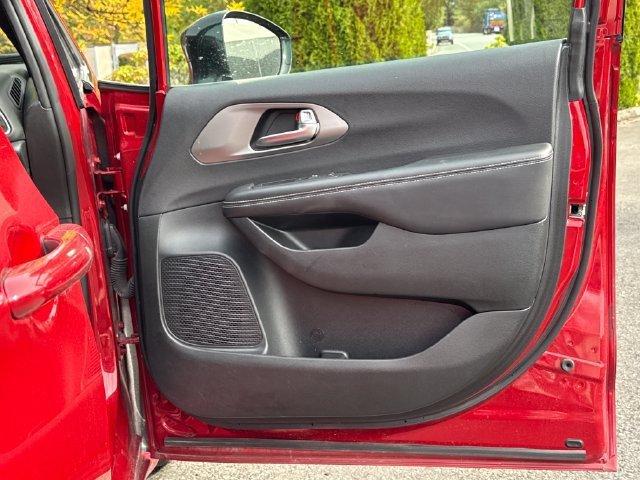 Used 2025 Chrysler Pacifica Select FWD image 19