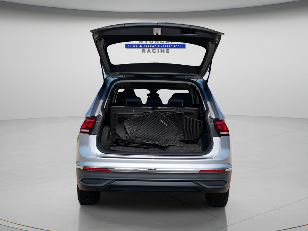 Used 2023 Volkswagen Tiguan SE w/ Panoramic Sunroof Package FWD image 10