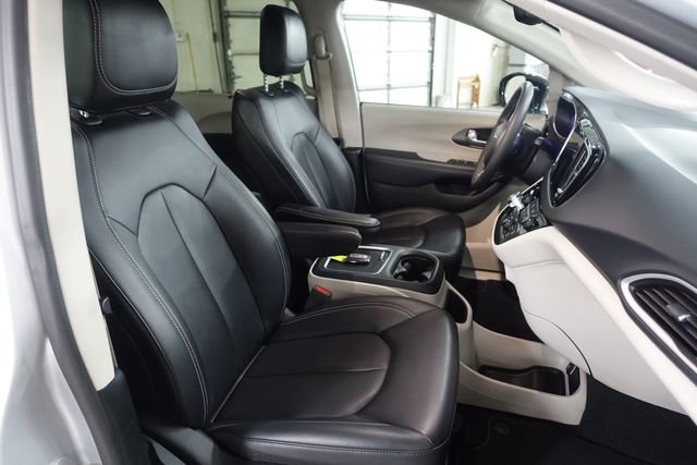 Used 2024 Chrysler Pacifica Touring-L FWD image 26