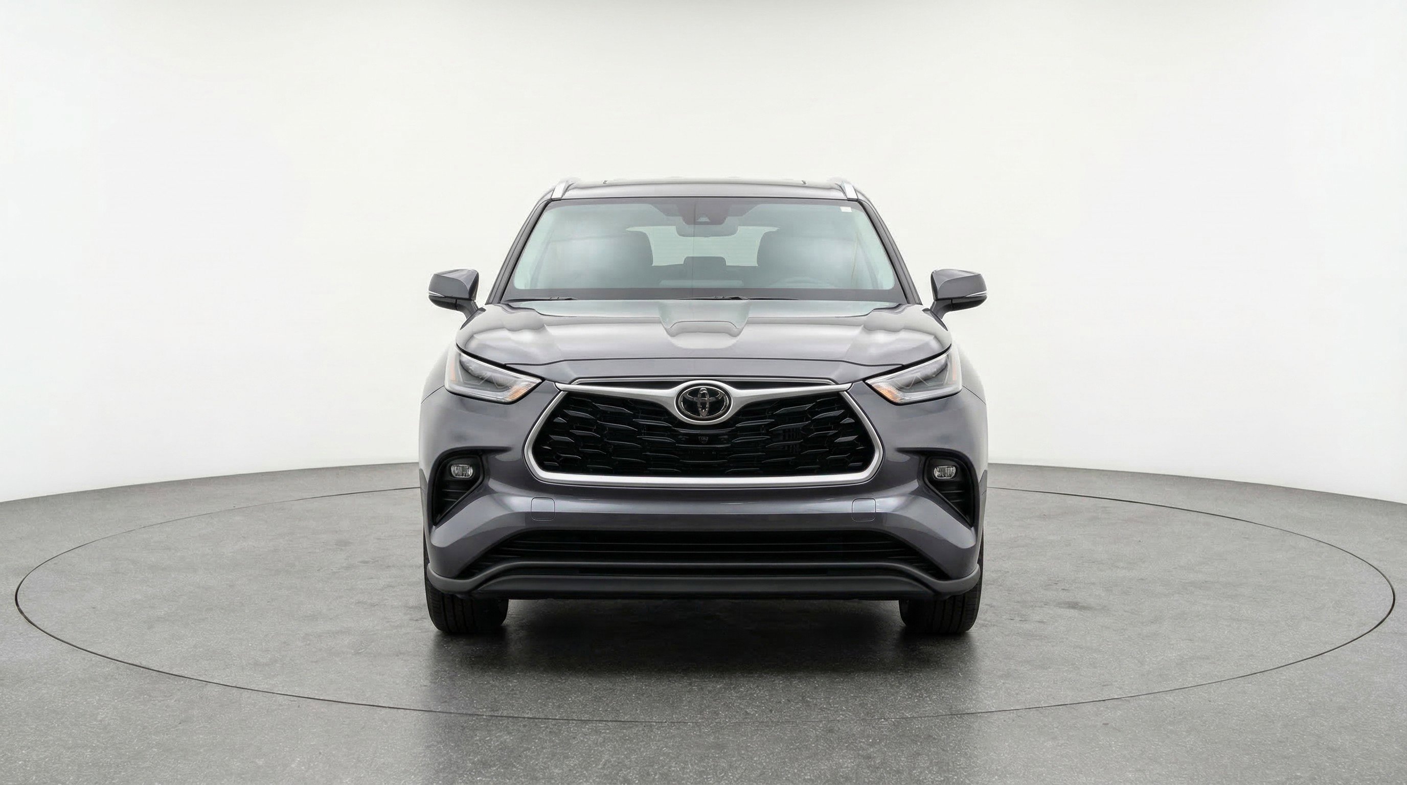 Used 2025 Toyota Highlander LE image 2