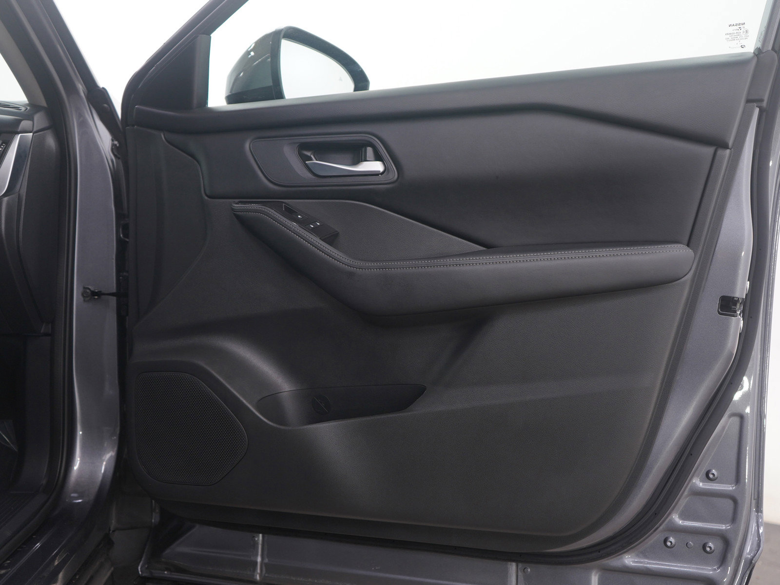 Used 2025 Nissan Rogue SV image 9