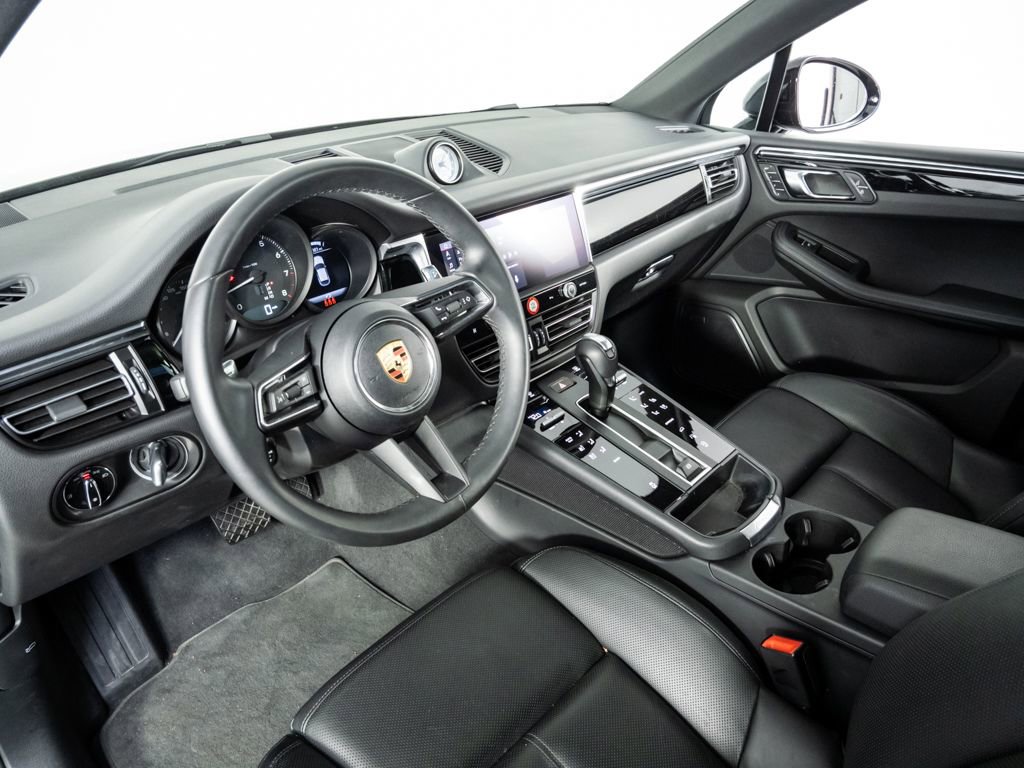 Certified 2025 Porsche Macan image 4