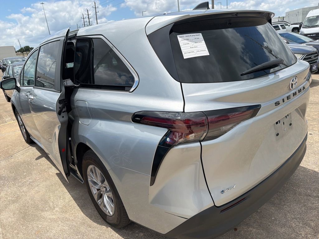 Used 2025 Toyota Sienna LE FWD image 4