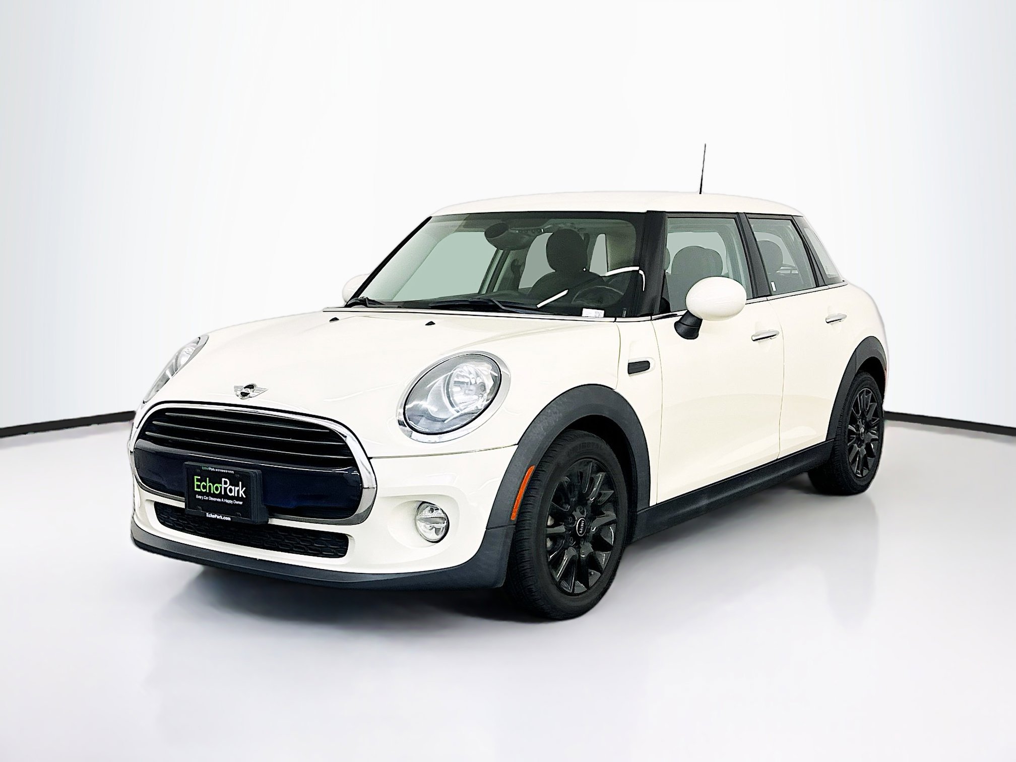 Used 2018 MINI Cooper 4-Door Hardtop image 3
