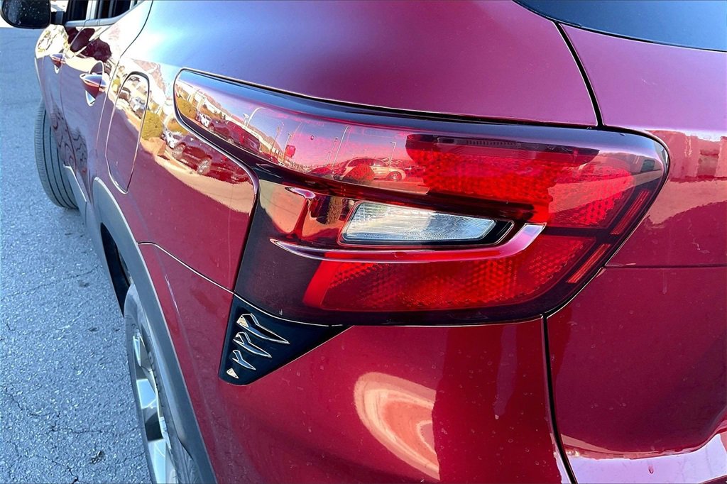 Used 2025 Chevrolet Trax LT image 28