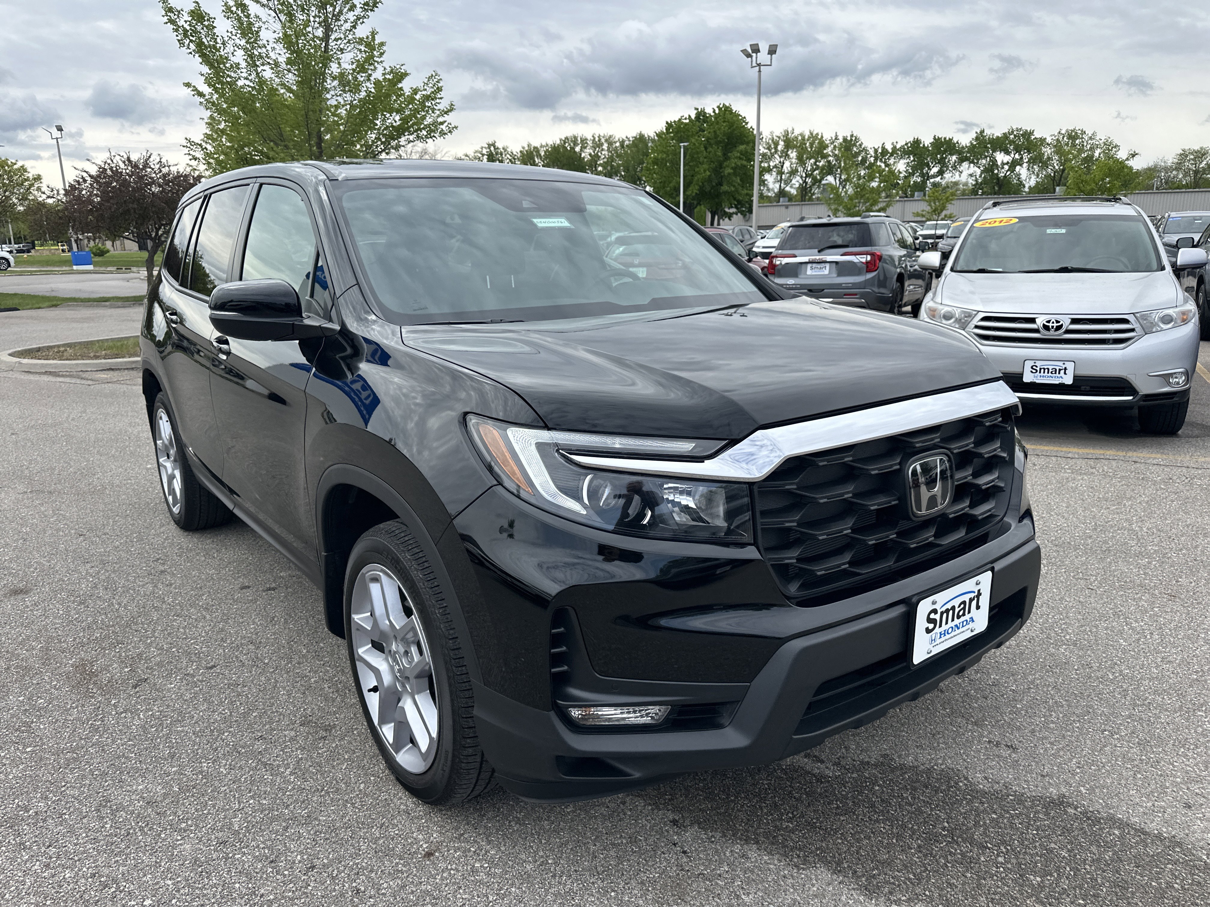 Used 2025 Honda Passport EX-L image 2