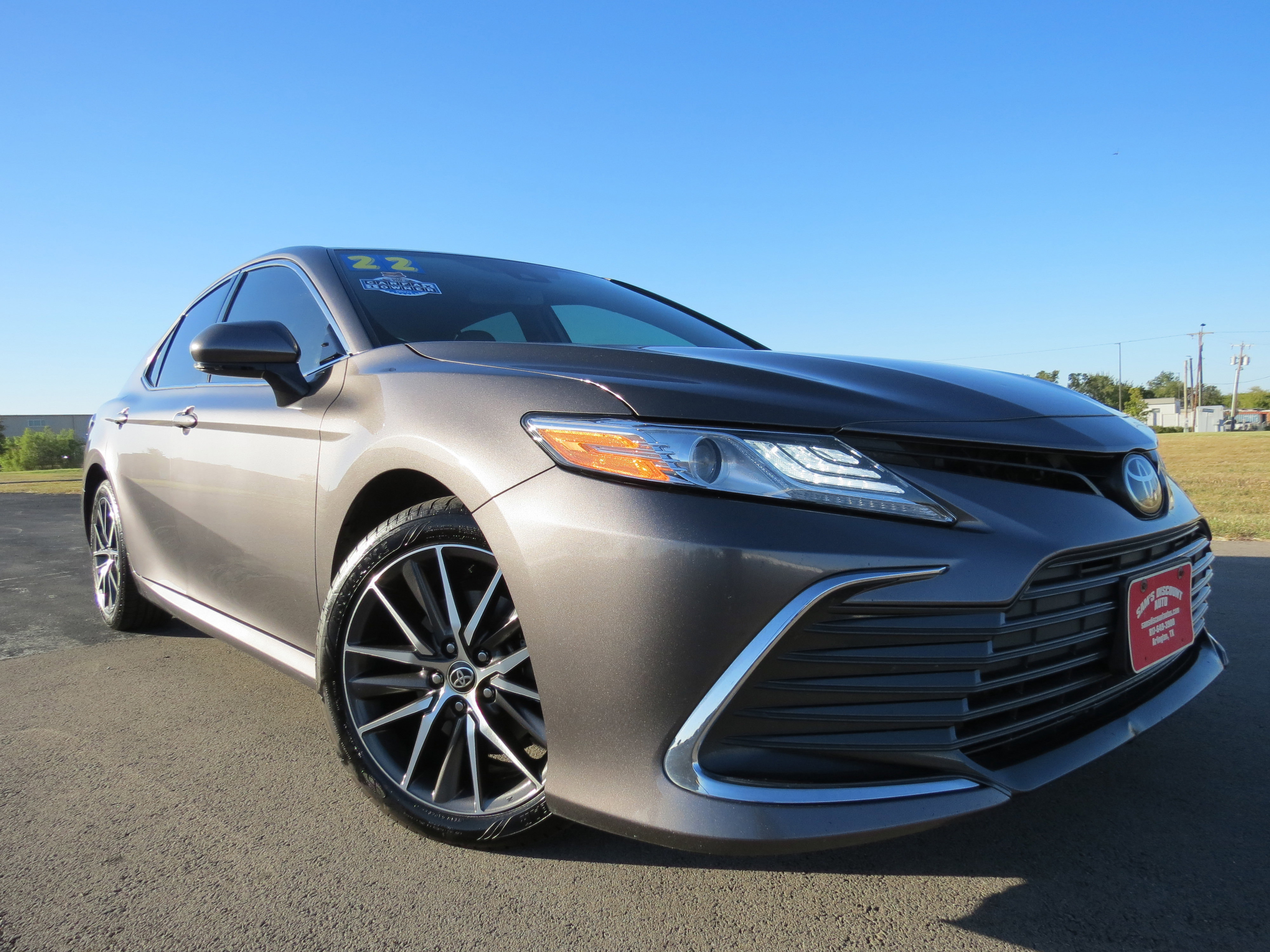 Used 2022 Toyota Camry XLE image 2