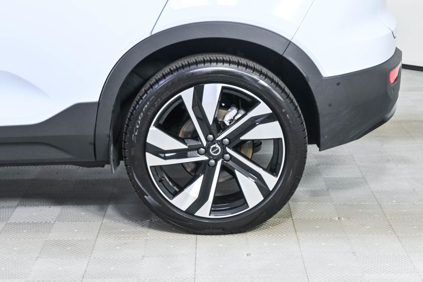Certified 2026 Volvo XC40 B5 Plus AWD/4WD image 38