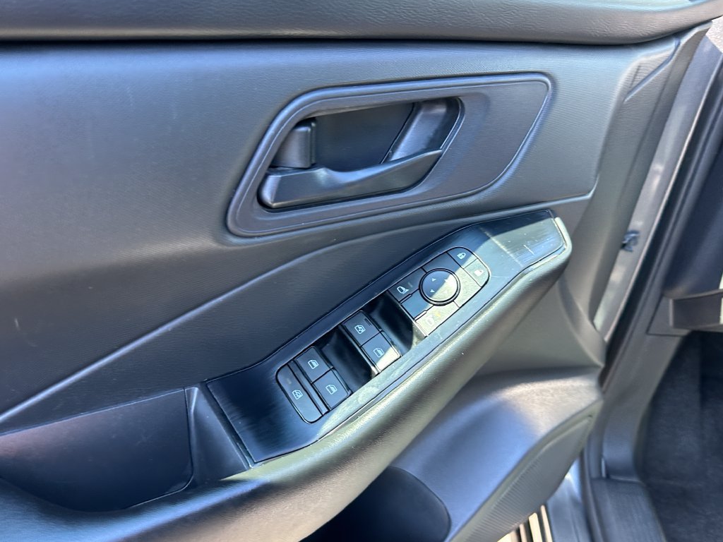 Used 2024 Nissan Rogue S FWD image 20
