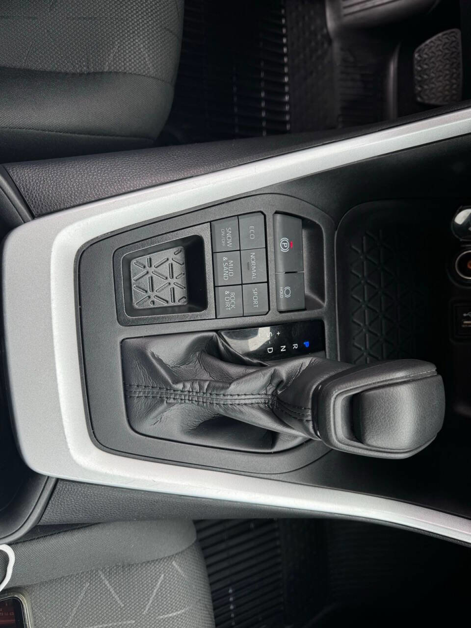 Used 2024 Toyota RAV4 XLE w/ Convenience Package image 25