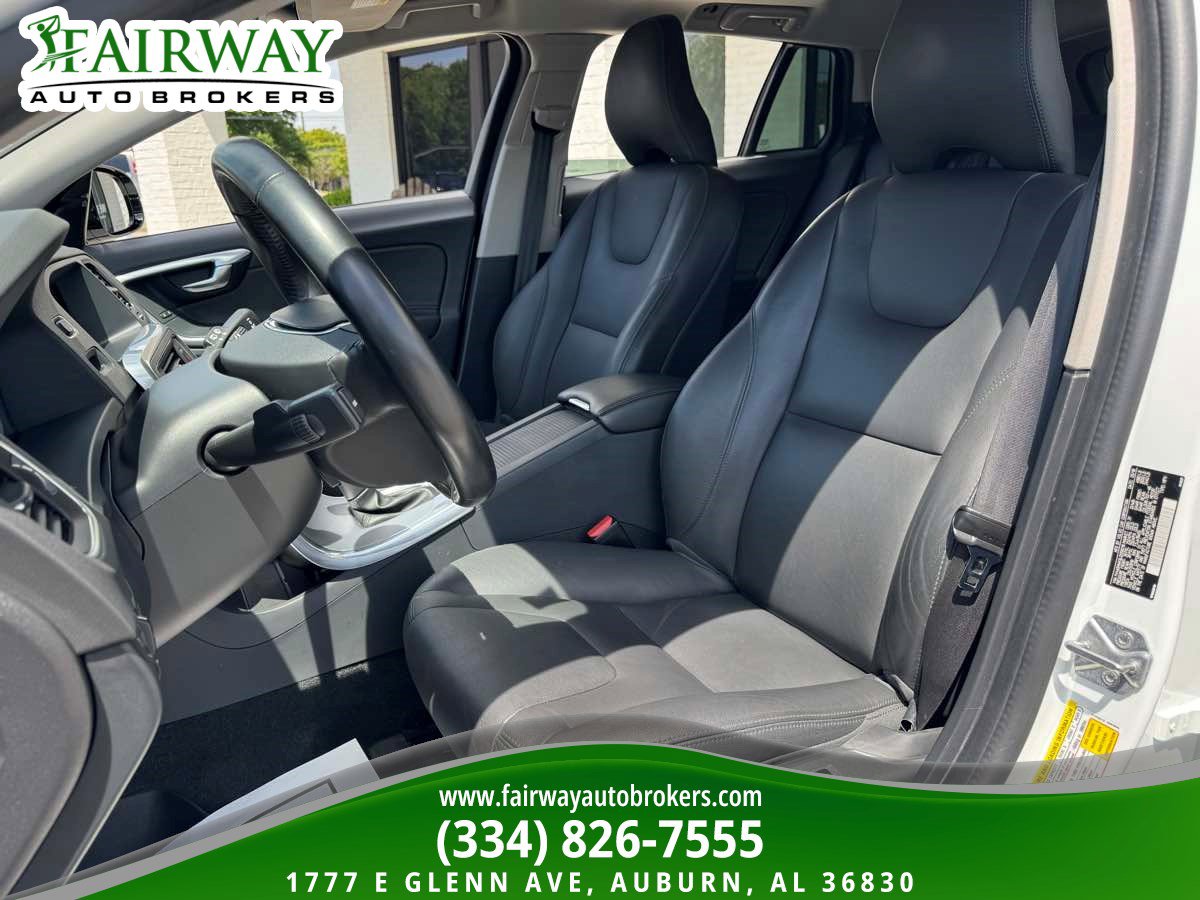 Used 2018 Volvo V60 T5 Cross Country image 10