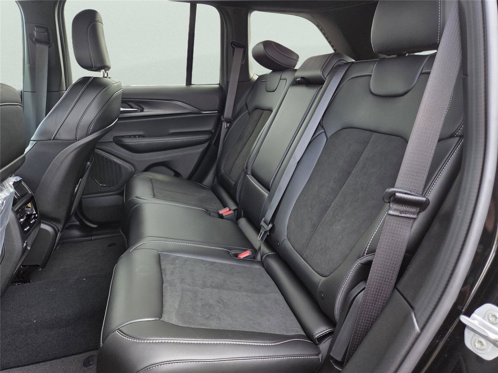 New 2025 Jeep Grand Cherokee Altitude RWD image 20