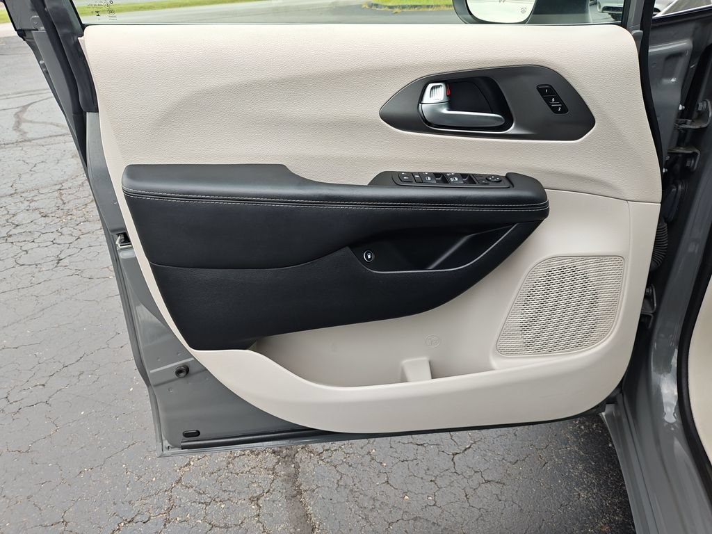 Used 2023 Chrysler Pacifica Touring-L FWD image 12