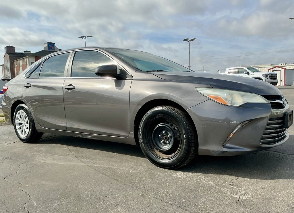 Used 2016 Toyota Camry LE image 6