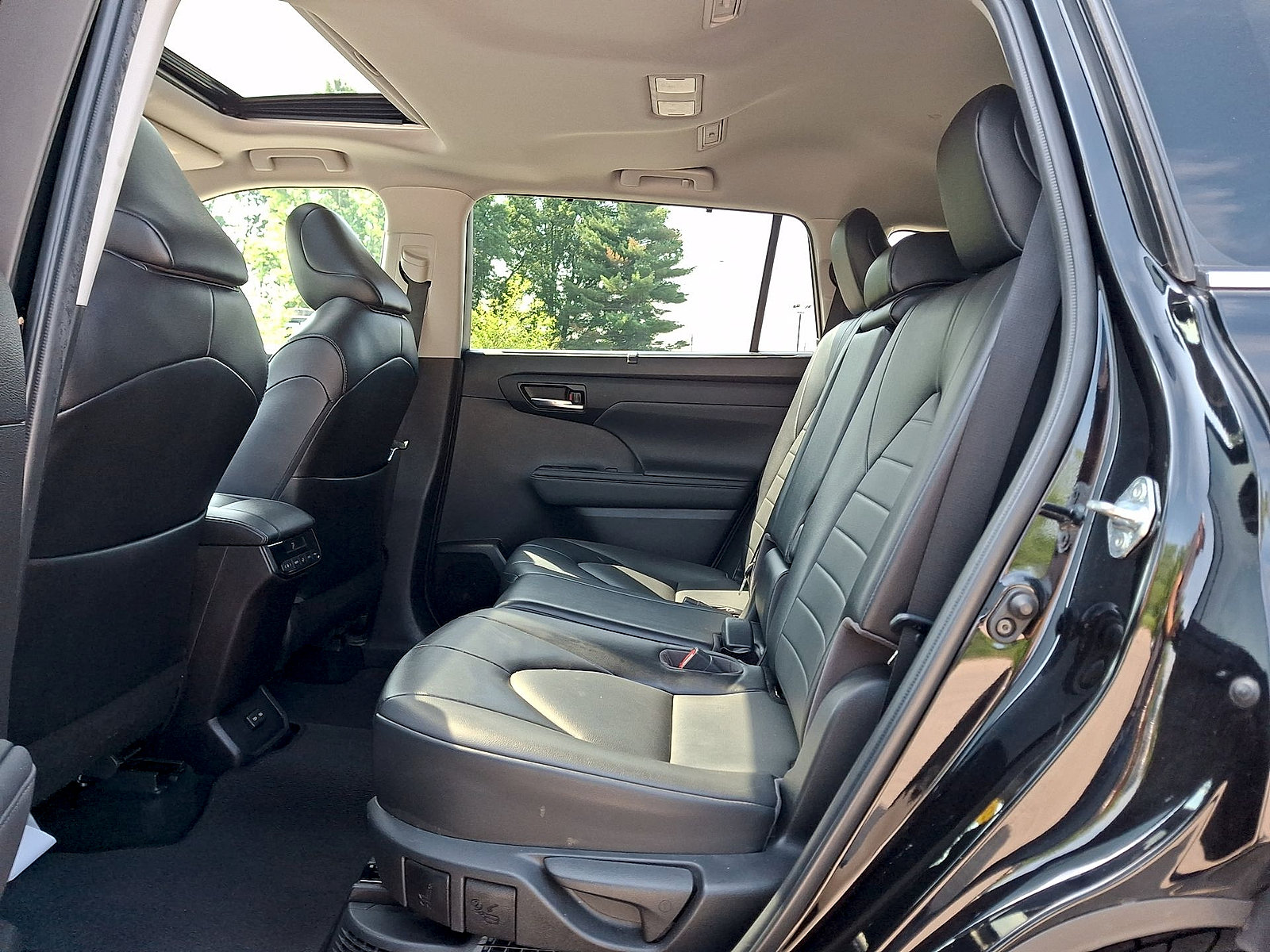 Used 2022 Toyota Highlander XLE AWD/4WD image 20