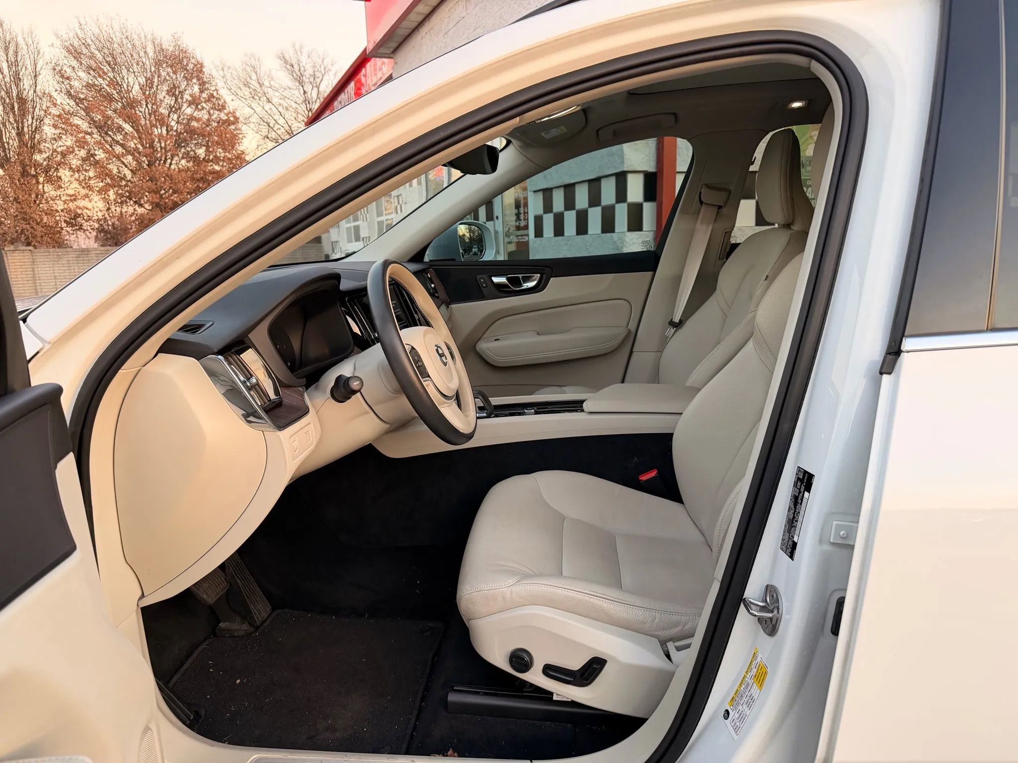 Used 2022 Volvo XC60 B5 Momentum AWD/4WD image 13