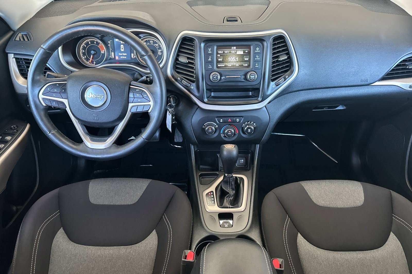 Used 2018 Jeep Cherokee Latitude w/ Altitude Package FWD image 12