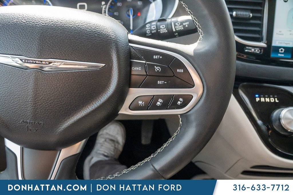 Used 2023 Chrysler Pacifica Touring-L image 11