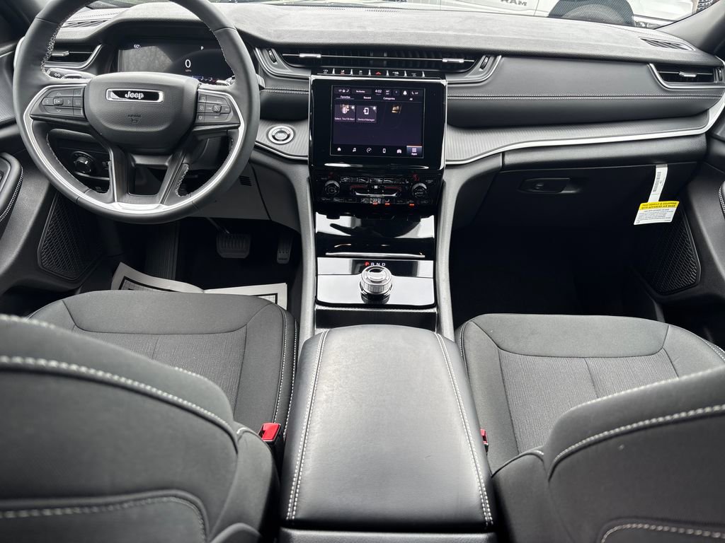 Used 2025 Jeep Grand Cherokee Laredo X w/ Luxury Tech Group I AWD/4WD image 18