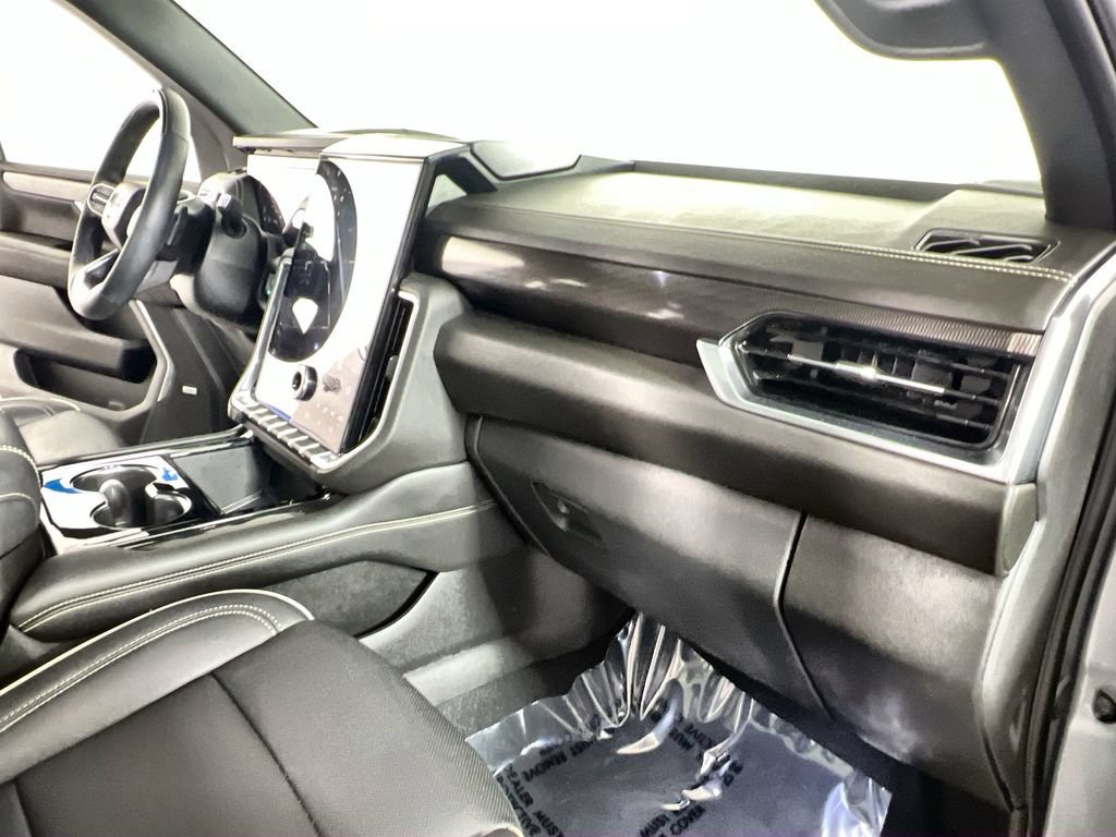 Used 2025 GMC Yukon Elevation w/ Elevation Premium Package AWD/4WD image 31