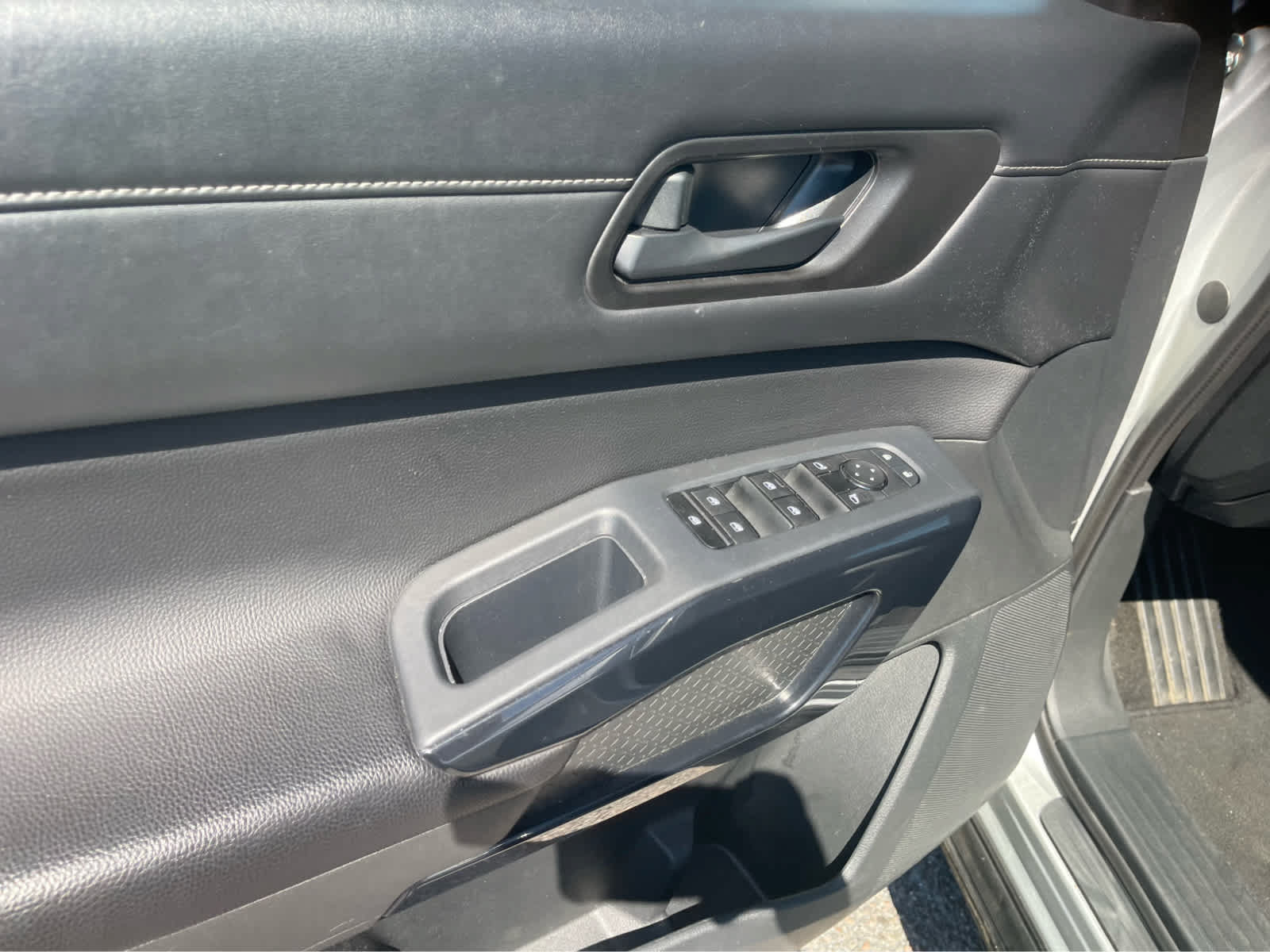 Used 2024 Nissan Pathfinder SV FWD image 11