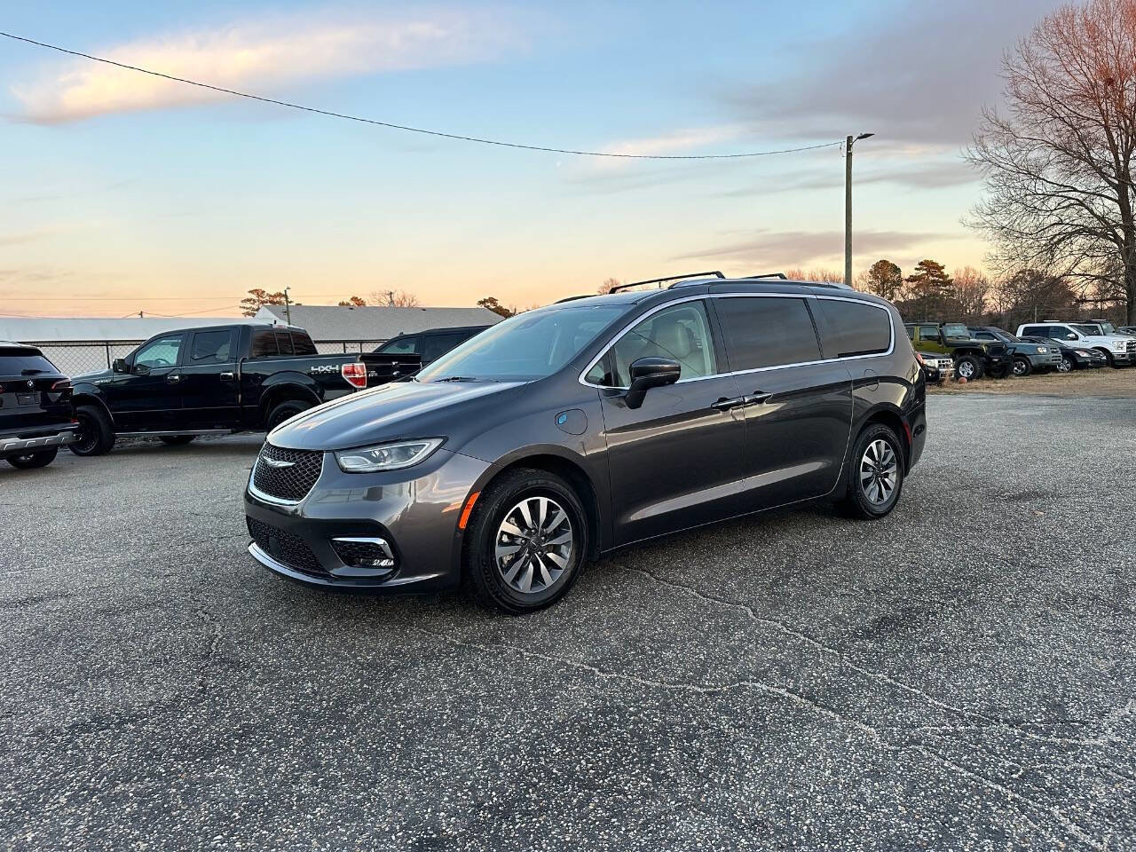 Used 2021 Chrysler Pacifica Touring-L FWD image 1